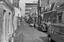 120213 Gezicht in de Oranjestraat te Utrecht, uit het westen; in het midden de kruising met de Kroonstraat.